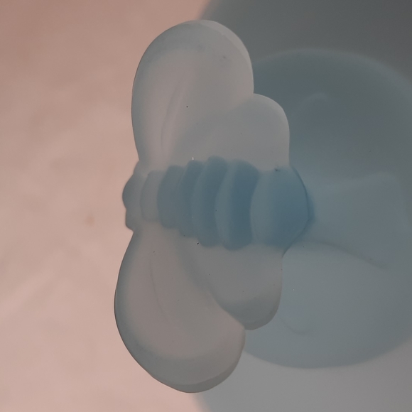 Vintage Blue Satin Imperial Glass Bee Box with original sticker - Picture 9 of 10